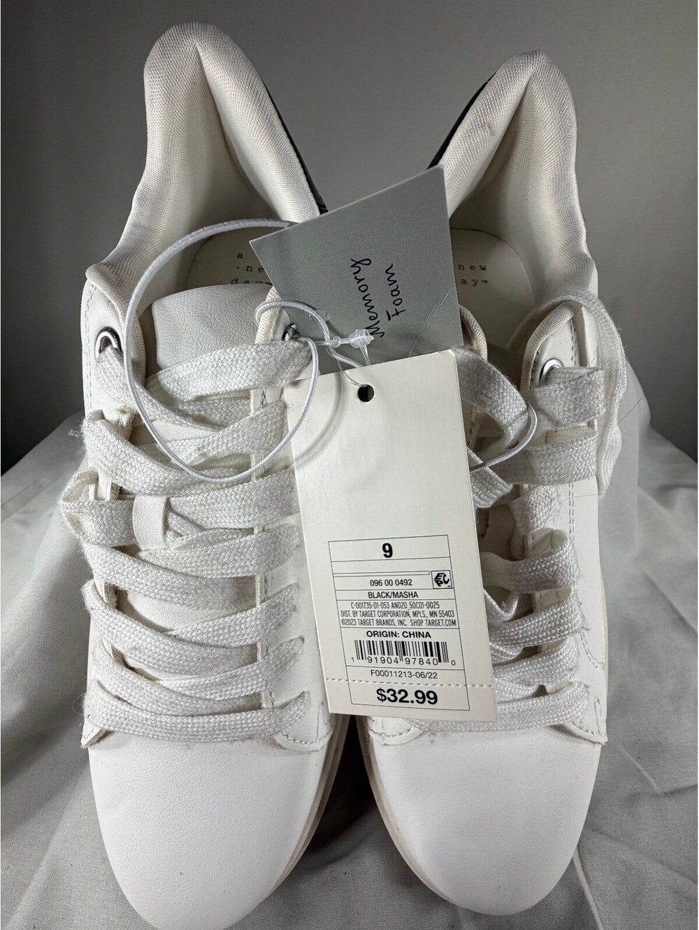 New Day Women's White Sneakers with Black Heel Accent Size 9 NWT - Picture 2 of 6